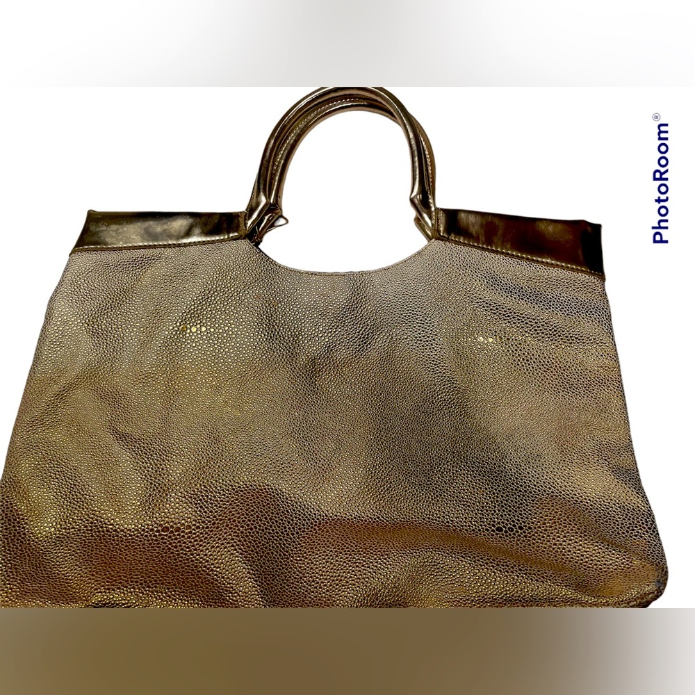 Large tote with snap closure